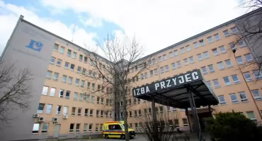 Operacja na „zamkniętym”. Radny PiS zoperowany na zawieszonym oddziale