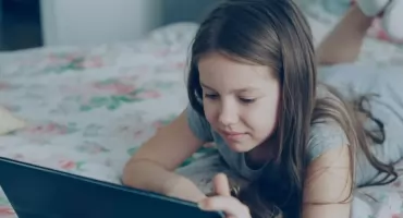 To są lata zaniedbań. Wiele dzieci nadal natrafia na strony pornograficzne. Raport NIK