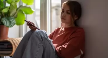 Zdrowie psychiczne młodzieży latem. Dlaczego wakacje mogą zwiększać ryzyko kryzysu?